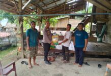 Tunjukan Rasa Kepedulian, Kapolsek Pasangkayu Berkunjung Dan Beri Bantuan Sembako Kepada Warga Saluraya.