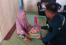 Sebagai Bentuk Kepedulian, Bhabinkambitmas Polsek Pasangkayu Beri Bantuan Beras Kepada Warga Lansia Lumpuh.