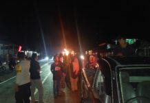 Bhabinkamtibmas Polsek Bambalamotu Kawal dan Amankan Warga Pawai Obor Sambut Bulan Suci Ramadhan