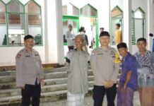 Guna Menjamin Rasa Aman Dan Nyaman Kepada Jamaah, Bhabinkamtibmas Polsek Bambalamotu Laksanakan Pam Shalat Tarawih