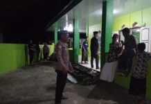 Menjaga Kenyamanan dalam Beribadah Bhabinkamtibmas Polsek Bambalamotu Laksanakan PAM Pengamanan Shalat Tarawih