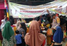 Bhabinkamtibmas Polsek Pasangkayu Pantau dan Amankan Giat Gerakan Pangan Murah Oleh Dinas Ketahanan Pangan.
