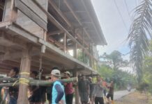 Bhabinkambitmas Polsek Sarudu Gotong Royong Angkat Rumah Salah Satu Warga Binaan