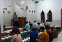 Berikan Himbauan Usai Shalat Tarawih, Bhabinkamtibmas Polsek Bambalamotu Ajak Warga Pelihara Kamtibmas