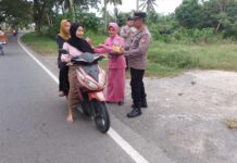 Polsek Bambalamotu Bersama Bhayangkari Berbagi Takjil Kepada Pengguna Jalan