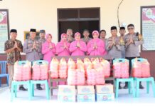 Hari Ke Sebelas Bulan Suci Ramadhan, Polsek Pasangkayu Bersama Bhayangkari Bagikan Takjil di Depan Mako Polsek.