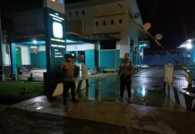 Cuaca Hujan Tak Jadi Penghalang Polsek Pasangkayu Untuk Melaksanakan Patroli
