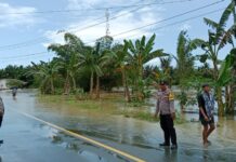 Banjir Genangi Jalan, Ini Yang Dilakukan Personel Polsek Baras.