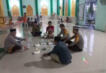 Memperat Tali Silaturahmi, Kapolsek Bambalamotu Serta Bhabinkambitmas Buka Puasa Bersama Warga Binaan.