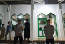 Pastikan Keamanan, Personel Polsubsektor Sarjo bersama Bhabinkamtibmas Desa Sarude Amankan Sholat Tarawih
