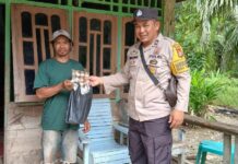 Ramadhan Berkah, Bhabinkamtibmas Polsek Baras Bagikan Sarung Sholat Kepada Warga Binaannya