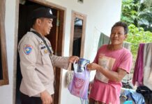 Door to door Bhabinkamtibmas Polsek Baras, Bagikan Sarung Sholat dan Sembako Kepada Warga Binaanya.
