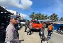 Personel Pos PAM Anjungan Polres Pasangkayu Patroli Keruma-rumah Yang Ditinggal Mudik Pemiliknya.