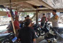 Bhabinkambitmas Polsek Bambalamotu Beri Himbauan Tidak Menggunakan Knalpot Brong Saat Malam Takbiran