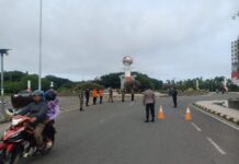 Personil Pos Terpadu Bundaran Smart Ops Ketupat Marano Polres Pasangkayu Laksanakan Pengaturan Arus Lalu Lintas.