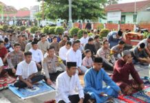 Kapolres Pasangkayu Shalat Idul Fitri Bersama Masyarakat di Lapangan Merdeka Pasangkayu.