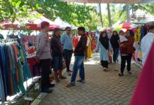 Personel Polsek Bambalamotu Laksanakan Pengamanan dan Himbauan di Objek Wisata Pantai Koa-koa.