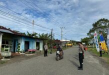Personil Pos PAM Anjungan Ops Ketupat Marano 2024 Polres Pasangkayu Rutin Laksanakan Pengaturan Lalu Lintas