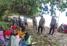 Beri Kenyamanan Para Pengunjung, Personel Pos Pam Salukaili Ops Ketupat Polres Pasangkayu Laksanakan Pengamanan di Objek Wisata.