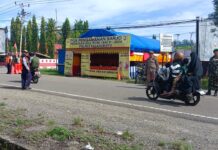 Antisipasi Kemacetan, Personil Pos Pam Sarjo Polres Pasangkayu Melaksanakan Pengaturan Arus Lalin