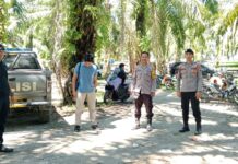 Pengunjung Wisata Pantai Kasalai, Tak Lepas Dari Pantauan Personel Polsek Sarudu Yang Melaksanaka Pengamanan.