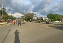 Ops Ketupat 2024, Personel Pos Terpadu Bundaran Smart Polres Pasangkayu Lakukan Gatur Lalin Sore Hari