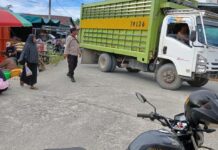 Menjaga Kamtibmas tetap kondusif Bhabinkamtibmas Polsek Baras Amankan Pasar Tradisional Parabu