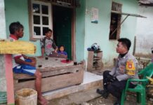 Cegah Potensi Gangguan Kamtibmas, Bhabinkambitmas Polsek Pasangkayu Sambangi Warga Binaannya.