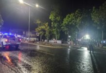 Hujan Tak Menghalangi Personel Sat Lantas Polres Pasangkayu Laksanakan Gatur Lalin Malam Hari.