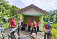 Bhabinkamtibmas Polsek Pasangkayu bersama Warga Kerja Bakti Bersihkan Lingkungan Desa Binaan