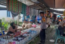Bhabinkamtibmas Polsek Bambalamotu Laksanakan Pengamanan Dan Gatur Lalin Pasar Tradisional