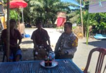 Mempererat Silaturahmi, Bhabinkamtibmas Polsek Sarudu, Sambangi Warga Yang Menggelar Upacara Adat Keagamaan.