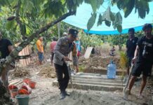 Bhabinkamtibmas Polsek Sarudu Ikut Menggali Kuburan Untuk Makam Warga Binaan