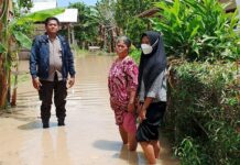 Dusun Kalindu Dilanda Banjir, Bhabinkamtibmas Polsek Pasangkayu Sigap Cek Kondisi Warga Binaannya.