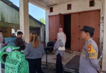 Bhabinkambitmas Polsek Pasangkayu Amankan Pemeriksaan Setempat Oleh Majelis Hakim Pengadilan Agama Pasangkayu