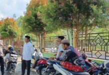 Hadir di tengah masyarakat, Bhabinkamtibmas Polsek Bambalamotu Pengamanan Ibadah Sholat Jumat