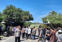 Kepedulian Polri, Bhabinkamtibmas Polsek Bambalamotu Hadiri Prosesi Pemakaman Warga Binaan