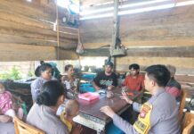 Bhabinkambitmas Melaksanakan Mediasi Dan Klarifikasi Terkait Kejadian Percobaan Bunuh Diri Dengan Minum Racun Beberapa Minggu Lalu.