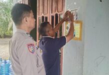 Bhabinkamtibmas Polsek Sarudu Gencarkan Sosialisasi Layanan Call Center 110 Bebas Pulsa di Desa Binaannya.