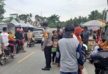 Cegah Kemacetan, Bhabinkamtibmas Polsek Bambalamotu Laksanakan Pengamanan dan Pengaturan di Pasar Tradisional