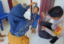 Bhabinkambitmas Polsek Bambalamotu Pantau Kegiatan Posyandu di Desa Binaan