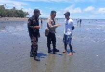 Bhabinkambitmas Polsek Pasangkayu Melaksanakan Pemantauan Pantai Wisata di Desa Binaannya