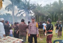 Wujud Kepedulian, Bhabinkamtibmas Polsek Baras Bantu Kelancaran Upacara Adat Ngaben