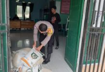 Bhabinkamtibmas Polsek Bambalamotu Pantau Pembagian Beras Bantuan Pangan 2024 Untuk Warga Kurang Mampu