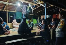 Bhabinkamtibmas Polsek Bambalamotu Sambangi Warga Yang Melaksanakan Ronda Malam