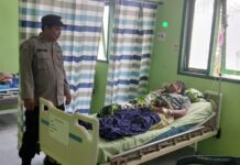 Wujud Kepedulian Bhabinkamtibmas Polsek Baras Jenguk Warga Yang Sakit