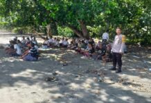 Bhabinkamtibmas Polsek Sarudu Gelar Pengamanan Persembahyangan Melasti di Pantai Kasalai.
