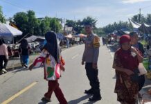 Bhabinkamtibmas Polsek Bambalamotu Gatur Lalin di Depan Pasar Tradisional Randomayang