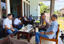 Kapolsek Pasangkayu Bersama Bhabinkamtibmas Menyelesaikan Masalah Warga Dengan Problem Solving