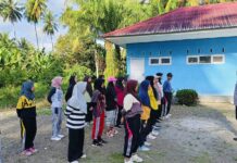 Bhabinkamtibmas Polsek Bambalamotu Siapkan Ibu-Ibu PKK Desa Binaan Hadapi Lomba Gerak Jalan Tingkat Kabupaten Pasangkayu